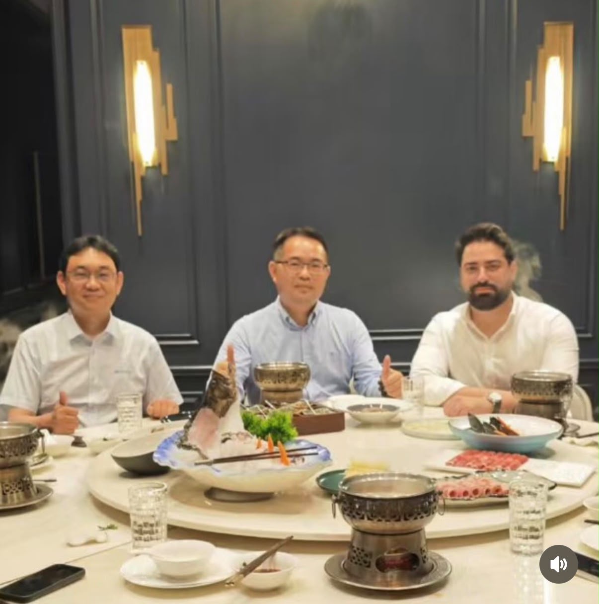 Matheus em uma mesa de negociação com parceiros na China
